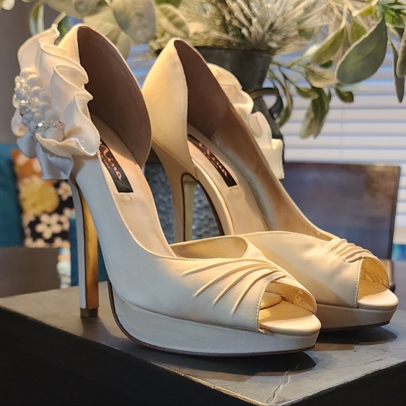 New Nina Ivory Platform Ruffle and Beaded Embellished Pump Size 9M - Picture 2 of 10